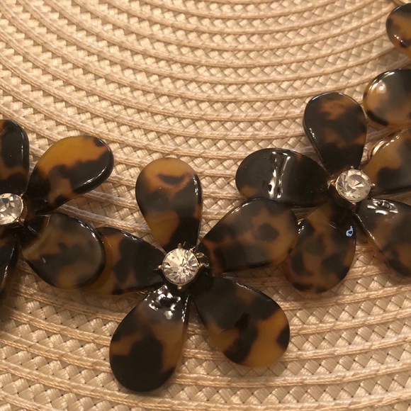 Fall must have! Flower power tortoise necklace - Picture 2 of 3